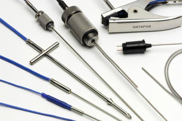 Sonde thermocouple Datapaq placée sur une pièce pour mesurer la température en cours de cuisson
